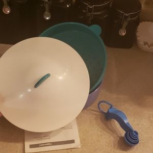 💋3/$30 Tupperware micro steamer &measuring spoons